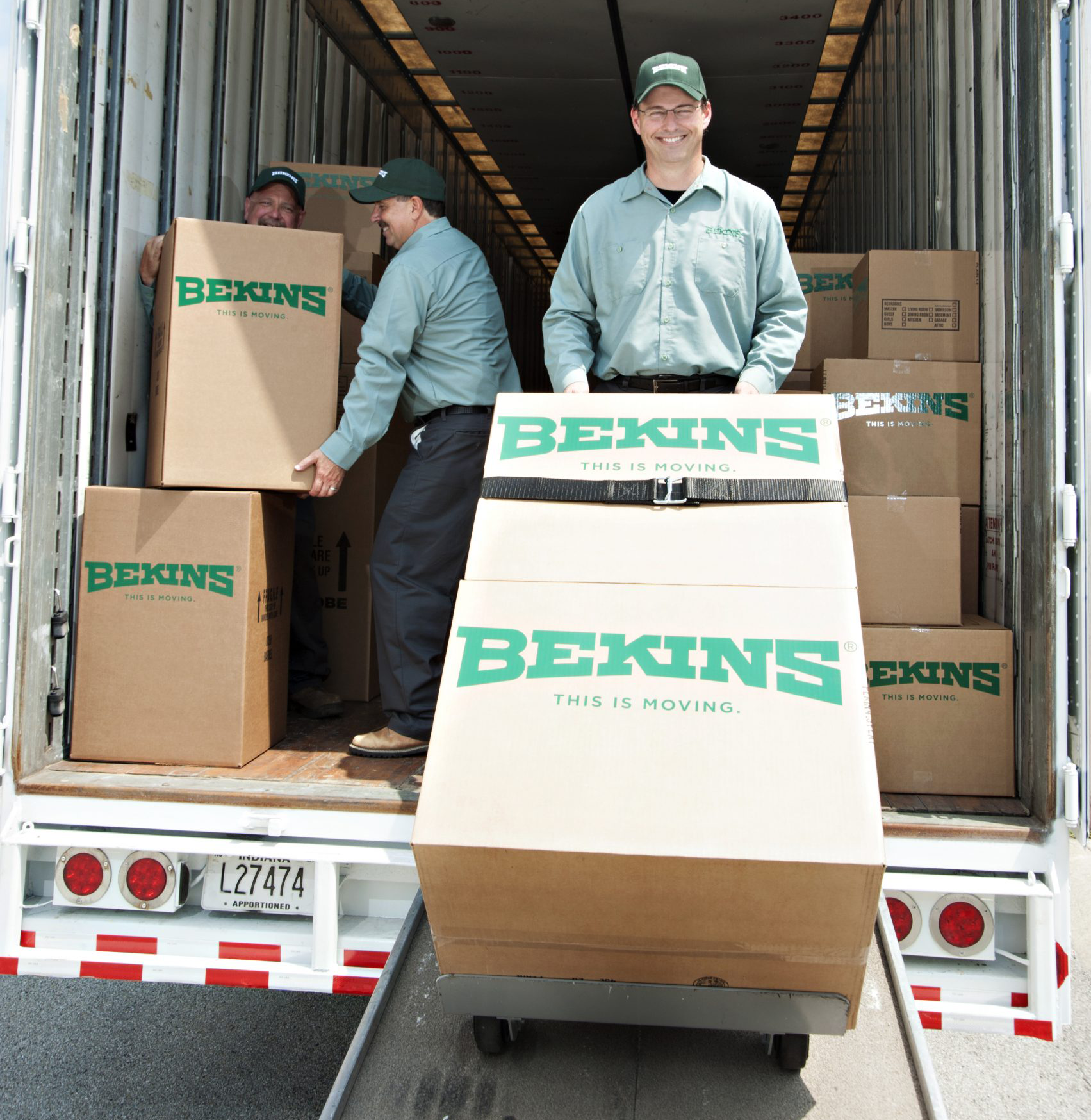 1043_BekinsGuyUnloadingTruckDollyBoxes_FINAL_v2-sc …